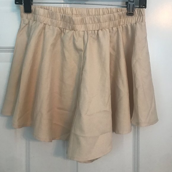 ‼️ PrettyLittleThing Cream Floaty Shorts - Picture 4 of 5